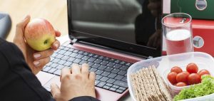 Comer fruta en el trabajo mejora el estrés laboral